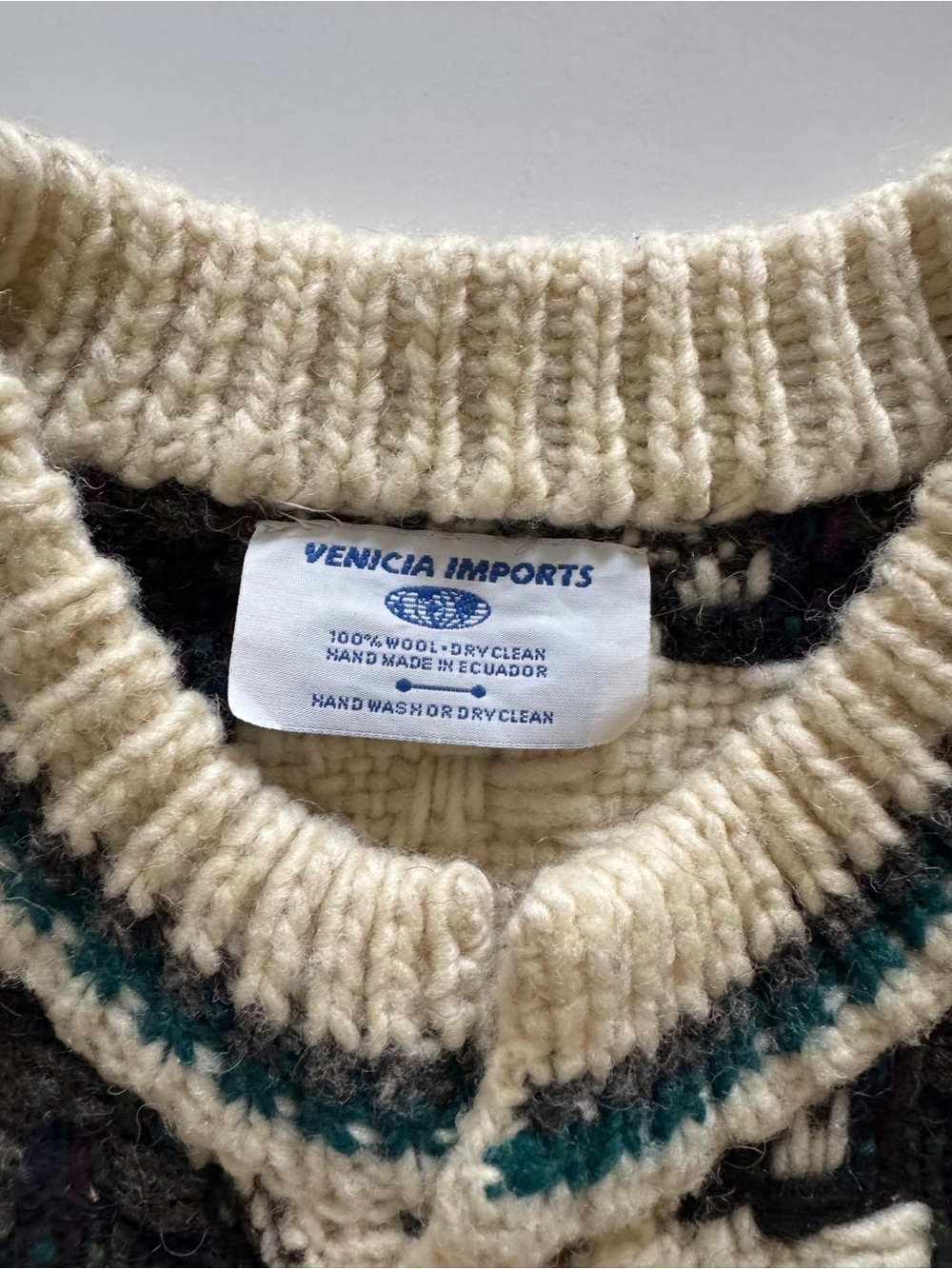 Vintage winter sweater perfection ❄️🤍
Hand knit wool cardigan - Picture 4 of 8
